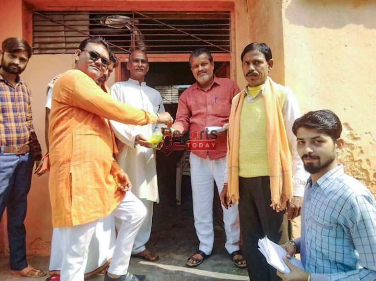 प्रधानमंत्री के कार्यक्रम में शामिल होने को पीले चावल बांट रहे भाजपाई