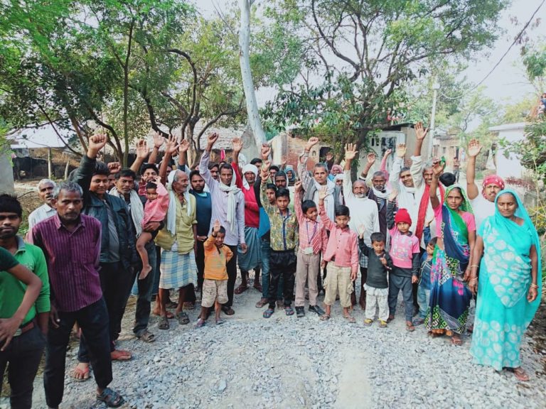 डीएम से शिकायत के बाद भी मानकों की अनदेखी पर फूटा ग्रामीणों का गुस्सा