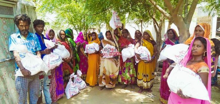 कोरोना जंग: गरीब परिवारों के बीच एसिड पीड़िताओं के संगठन ने खाद्य सामग्री बांटी