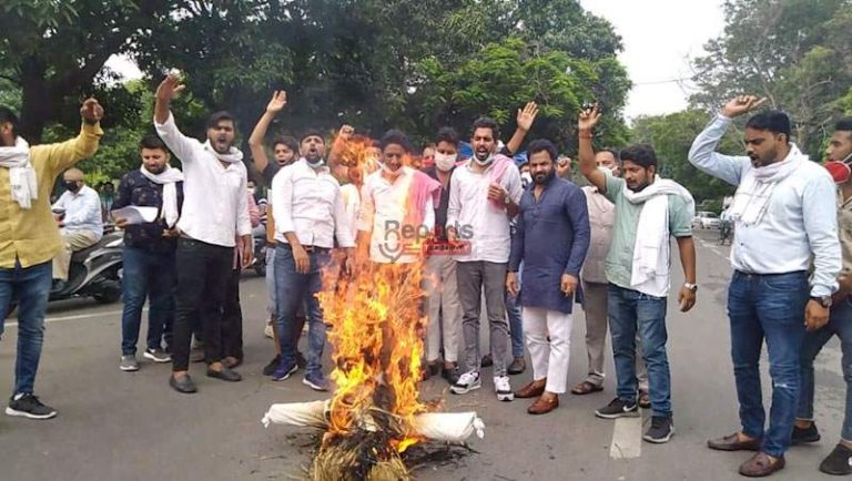 सचिन पायलट को पद से हटाने के विरोध राजस्थान के मुख्यमंत्री का पुतला फूंका