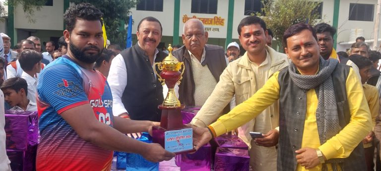 चौधरी रणजीत सिंह बॉलीबाल प्रतियोगिता के फाइनल में इचौली को हरा बरौर ने जीती ट्राफी