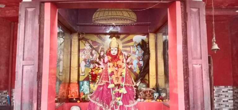 नवरात्र के अवसर पर श्रद्धालुओं ने गंगा स्नान कर मंदिरों में कई पूजा अर्चना
