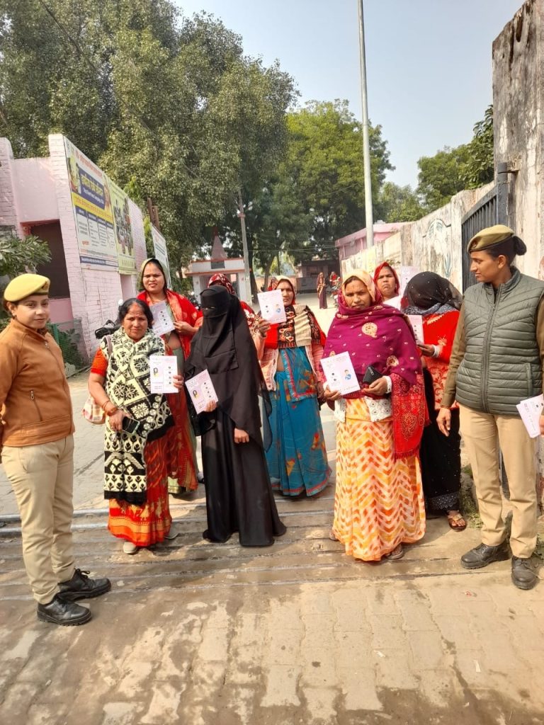 महिलाओं से बातचीत कर उन्हें सुरक्षा संबंधी जानकारी दी