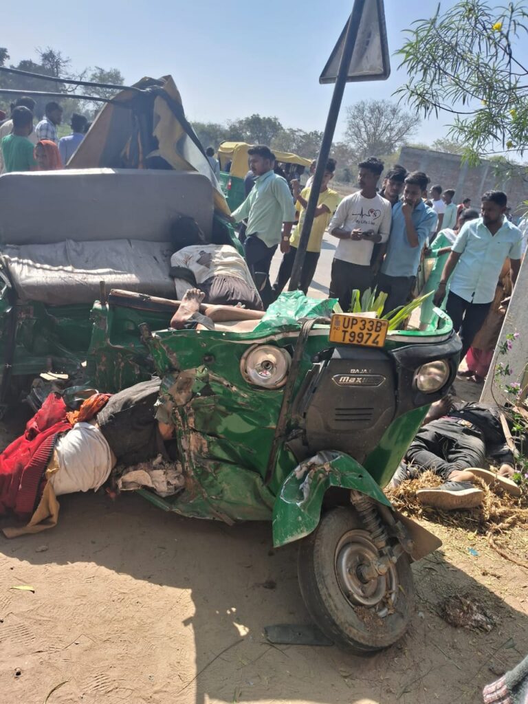 सड़क पर कॉल बन कर दौड़ा डम्फर, ऑटो-डम्फर में भीषण टक्कर ,चार लोगों की मौत 7 गंभीर रूप से घायल