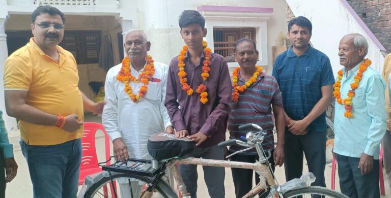 इंटर मिडिएट के टापर सार्थक सिंह का सम्मान कर साईकिल गिफ़्ट किया सुप्रीम कोर्ट अधिवक्ता विन्ध्येश्वरी प्रसाद तिवारी ने