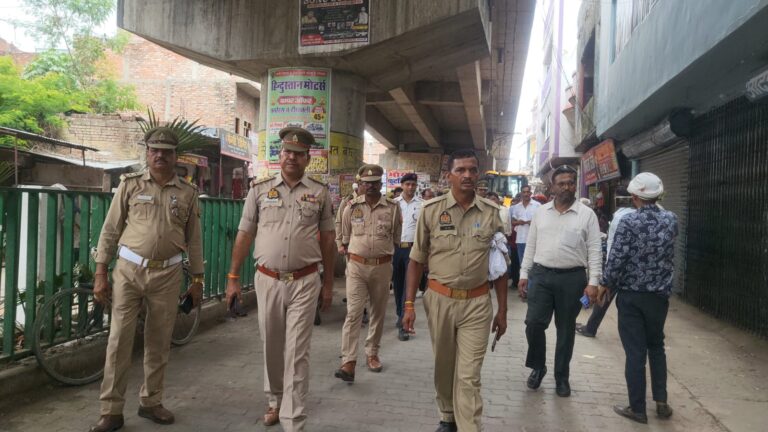 Sdm,यातायात प्रभारी, बछरावां&nbsp; पुलिस के नेतृत्व में कस्बे में चला अवैध अतिक्रमण हटाओ अभियान