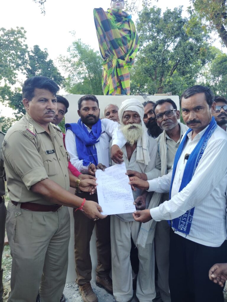 अराजक तत्वों ने डॉ.अंबेडकर की मूर्ति खंडित,ग्रामीणों में आक्रोश,प्रभारी निरीक्षक को सौपा ज्ञापन