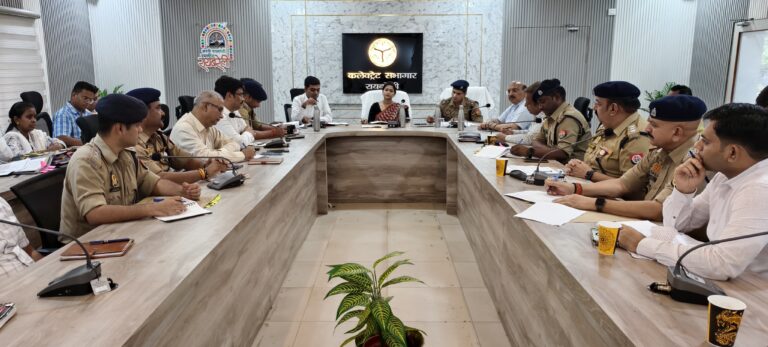 जिलाधिकारी की अध्यक्षता में सेंट्रल पीस कमेटी की बैठक सम्पन्न,उत्साह और अनुशासन से मनाए त्योहार: डीएम