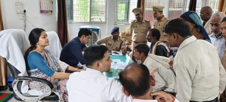 डीएम-एसपी ने थाना दिवस पर बछरावां में सुनी लोगों की फरियाद समस्याओं का जाँच कर करे निस्तारण: डीएम