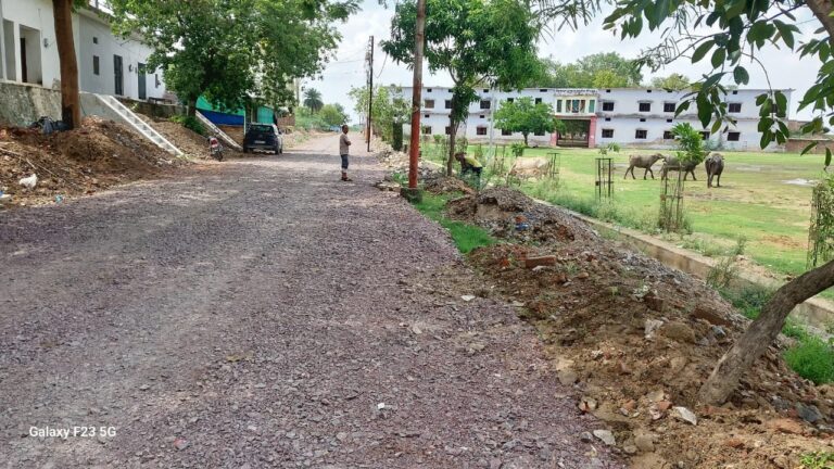 जानलेवा साबित हो रही सड़क निर्माण के लिए डाली गई गिट्टी