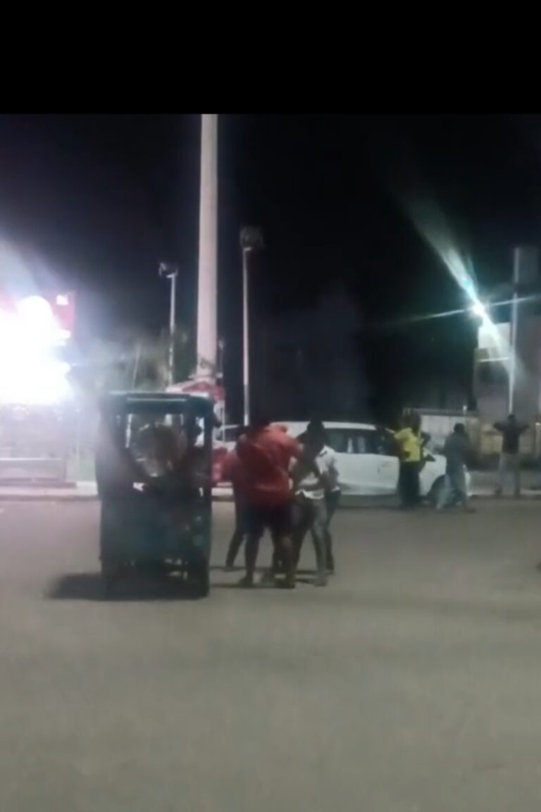 RAEBARELI NEWS: सवारी को लेकर ई-रिक्शा चालकों में मारपीट, वीडियो वायरल