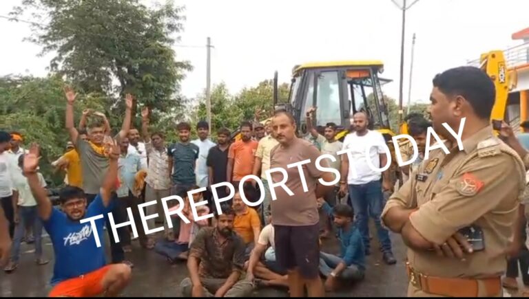 Temple Demolished : रायबरेली में PWD ने तोड़ा धार्मिक स्तंभ आक्रोशित ग्रामीणों ने की सड़क जाम