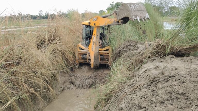 जिले का सिचाई विभाग बना भ्रष्टाचार का अड्डा ,किसानों ने खुद जुटाए पैसे और कराई नहर की सफाई