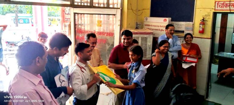 सामुदायिक स्वास्थ्य केंद्र में डॉक्टरों को छात्र छात्राओं ने दिए गुलाब और ग्रीटिंग कार्ड