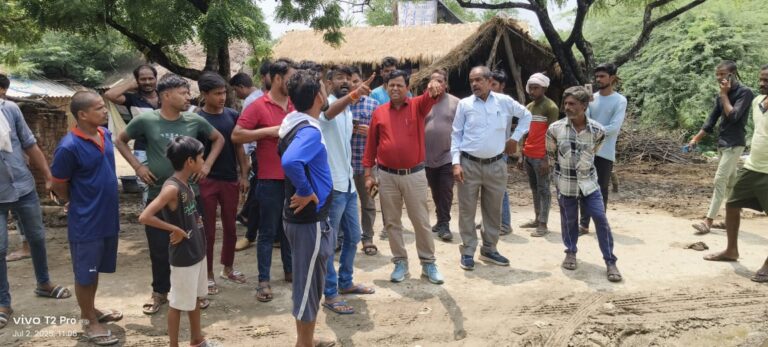 शिक्षक स्कूली बच्चों को पढ़ाने के बजाये करवा रहे थे खेती बड़ी का काम ,भड़क गए ग्रामीण व परिजन कर दिया धरना प्रदर्शन