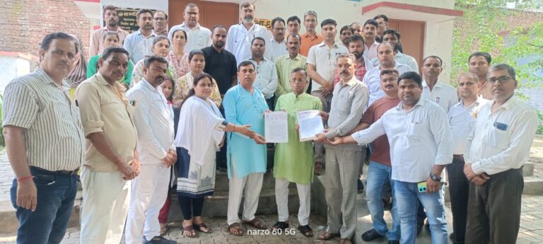विद्यालयों में विलय करने की प्रक्रिया के विरोध में प्राथमिक शिक्षक संघ ने विधायक को ज्ञापन सौंपा