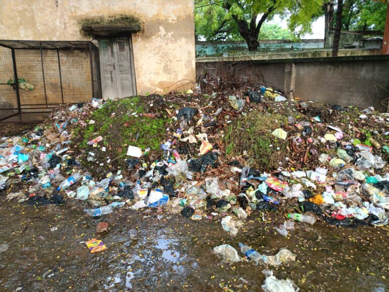 ब्लॉक परिसर में सालों से नहीं उठा कूड़ा का ढेर, बना बीमारी का घर