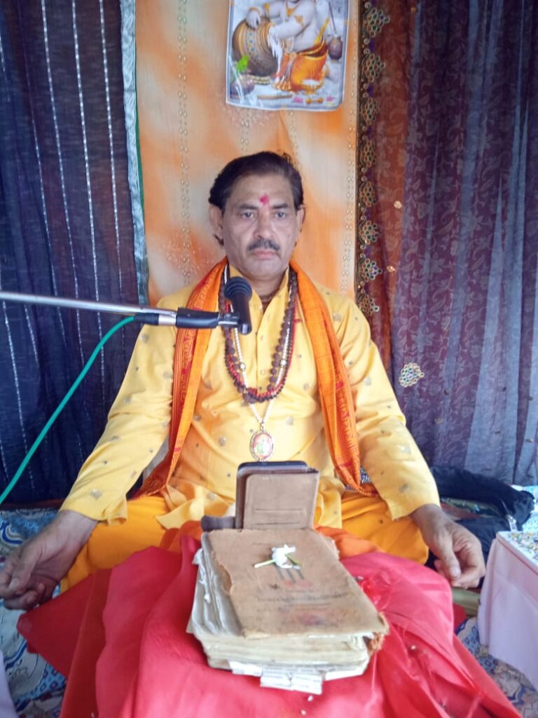 मंत्र मुग्ध  होकर भक्त सुन रहे भगवताचार्य पंडित उमेश शुक्ला द्वारा कहे जाने वाली कथा