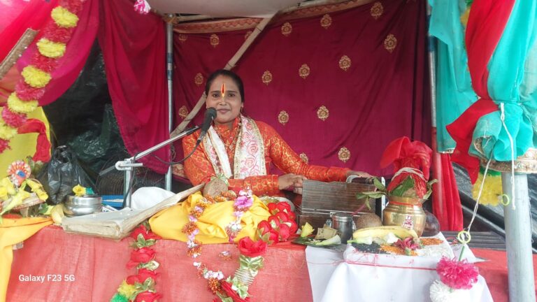 कथावाचक नीतम ज्योति शास्त्री की कथा को सुनने के लिए भक्तों की लग रही भारी भीड़