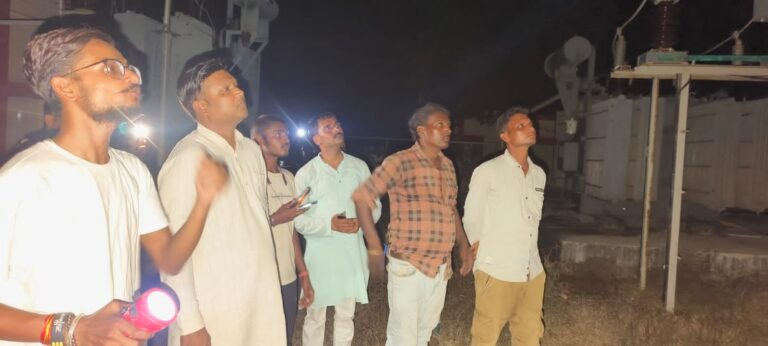 48 घंटो से बिजली थी गुल, तभी उपभोक्ताओं के साथ देर रात आ धमके डीह उपकेंद्र आ धमके सलोन विधायक