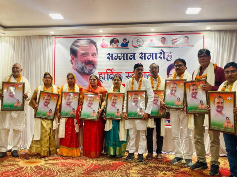 सरेनी में पूर्व प्रत्याशी ने ब्लॉक और मंडल अध्यक्षों का किया सम्मान