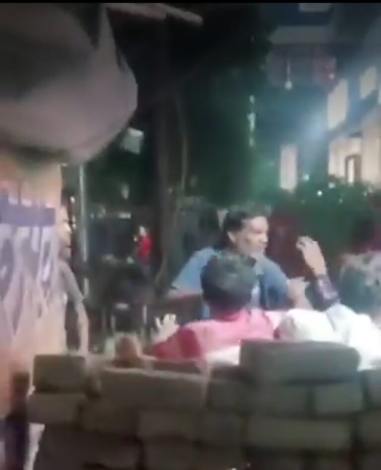 शराब के ठेके पर दो शराबियों ने करी आपस में जमकर मारपीट वीडियो वायरल