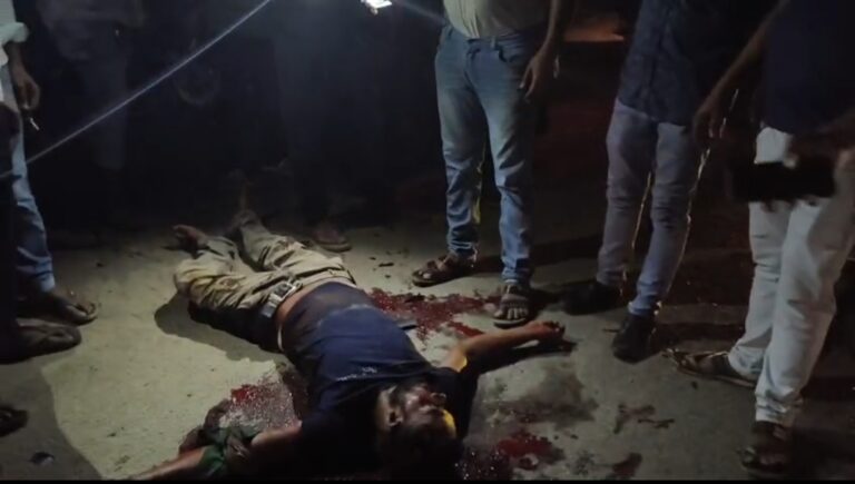 खून से लथपथ घायल पड़े बाइक सवार के लिए मसीहा बना सिपाही