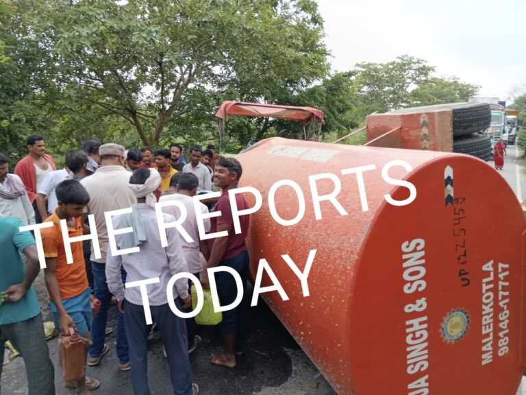 तेज रफ्तार डीजल टैंकर अनियंत्रित होकर पलटा,डीज़ल भरने के लिए उमड़े ग्रामीण