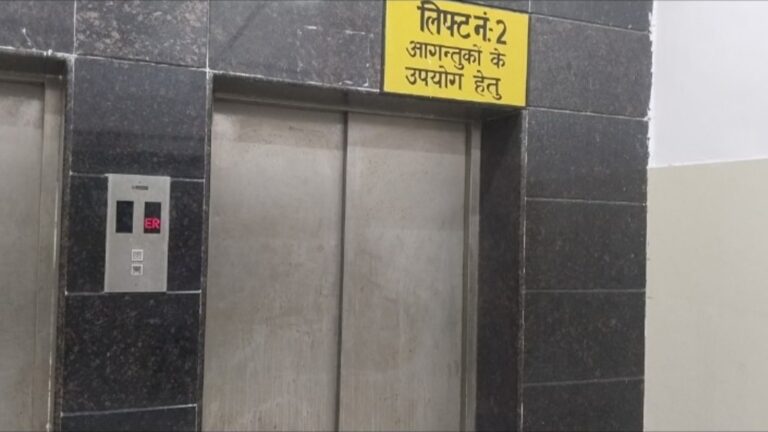 महिला अस्पताल की लिफ्ट बनी जानलेवा, 24 घंटे के अंदर दो बार खराब हुई लिफ्ट फसे मरीज और तीमारदार