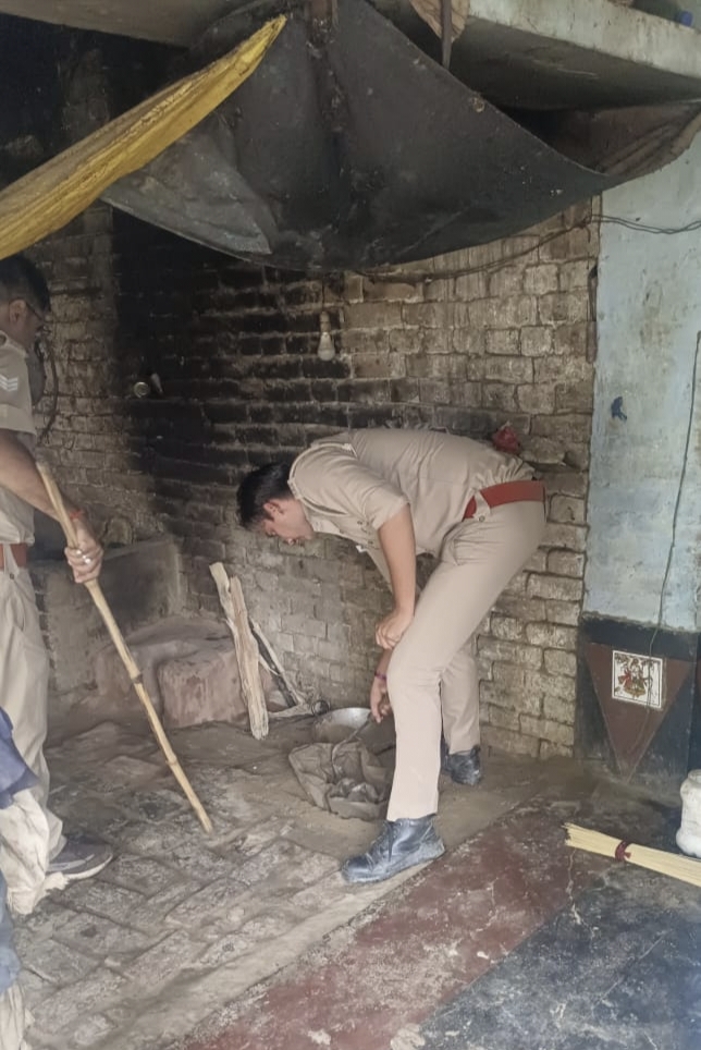 अवैध शराब बनाने की अड्डों पर आबकारी विभाग की कार्रवाई, दो को किया गिरफ्तार
