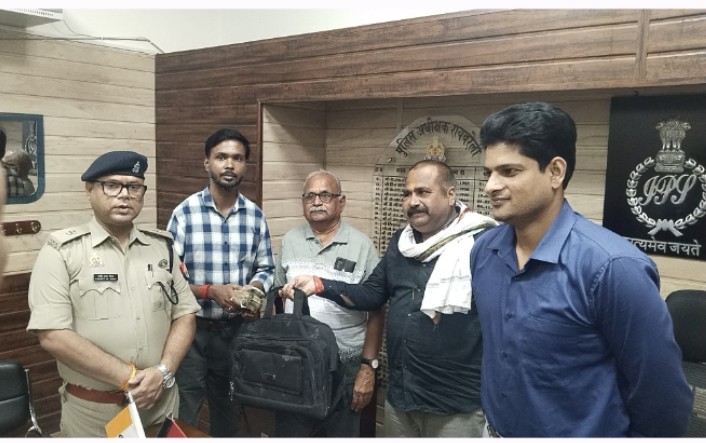 पैसों से भरा बैग देखकर भी नहीं डोला हिमांशु बाजपेई का ईमान, एक लाख 80 हज़ार कैश लौटाकर पेश की ईमानदारी की मिसाल