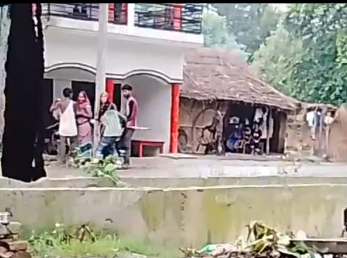 मामूली बात पर चल गई लाठी-डंडा, मारपीट का वीडियो हुआ वायरल