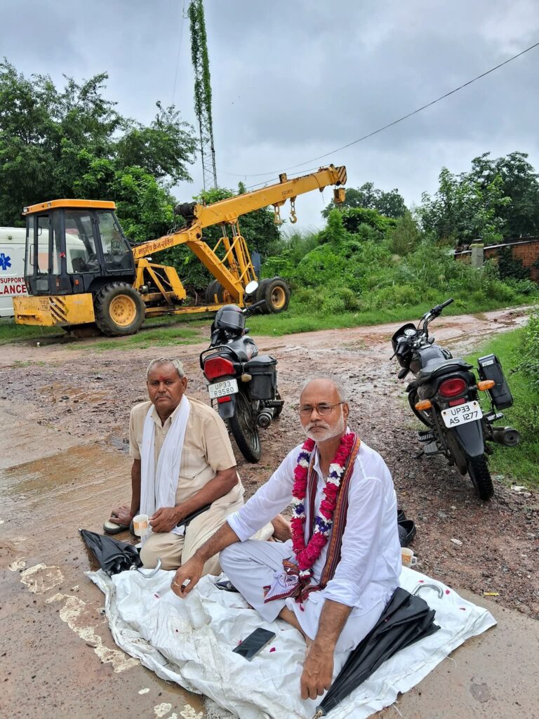 खराब सड़के और टोल वसूली को लेकर ऐहार टोल प्लाजा पर धरने पर बैठे किसान नेता रमेश बहादुर सिंह