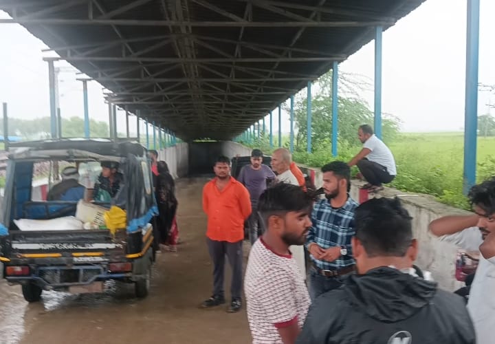 रेलवे का अंडर पास बना राहगीरों के लिए जानलेवा,वृद्ध की हुई मौत
