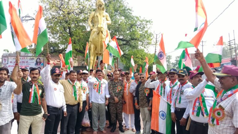 भूतपूर्व सैनिकों व एनसीसी कैडेट्स के द्वारा निकाली गई भव्य तिरंगा यात्रा
