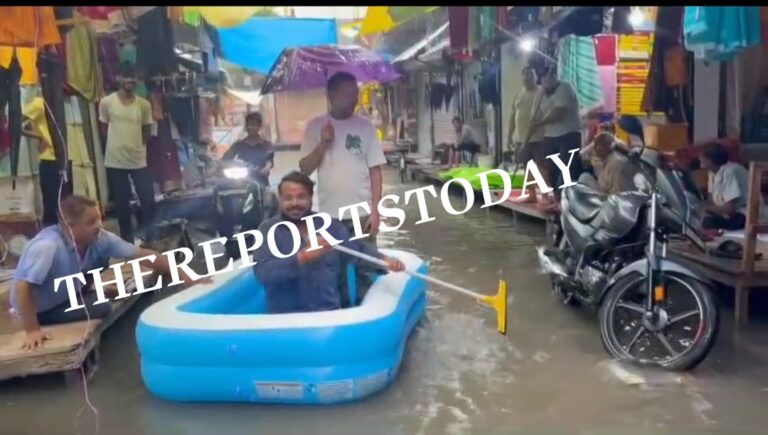 बारिश मे दुकानदारों ने सड़क पर बच्चों के बाथ टब की नाव चला कर जताया अनोखा विरोध