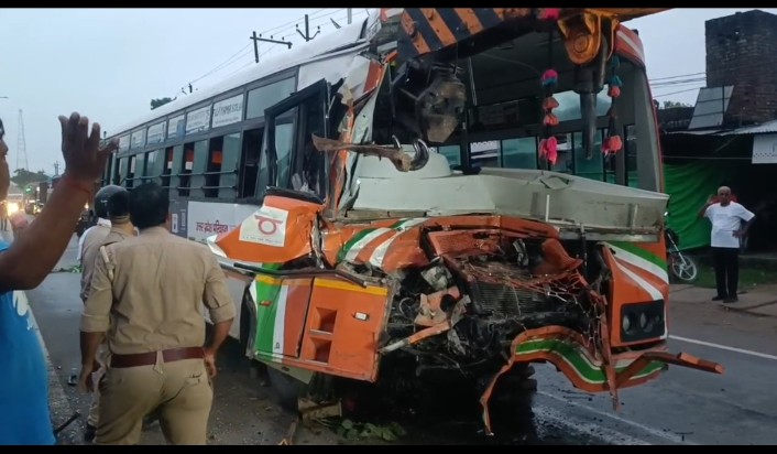 खडे डंफर से टकराई रोडवेज बस,चालक की मौत आधा दर्जन यात्री गंभीर रूप से घायल