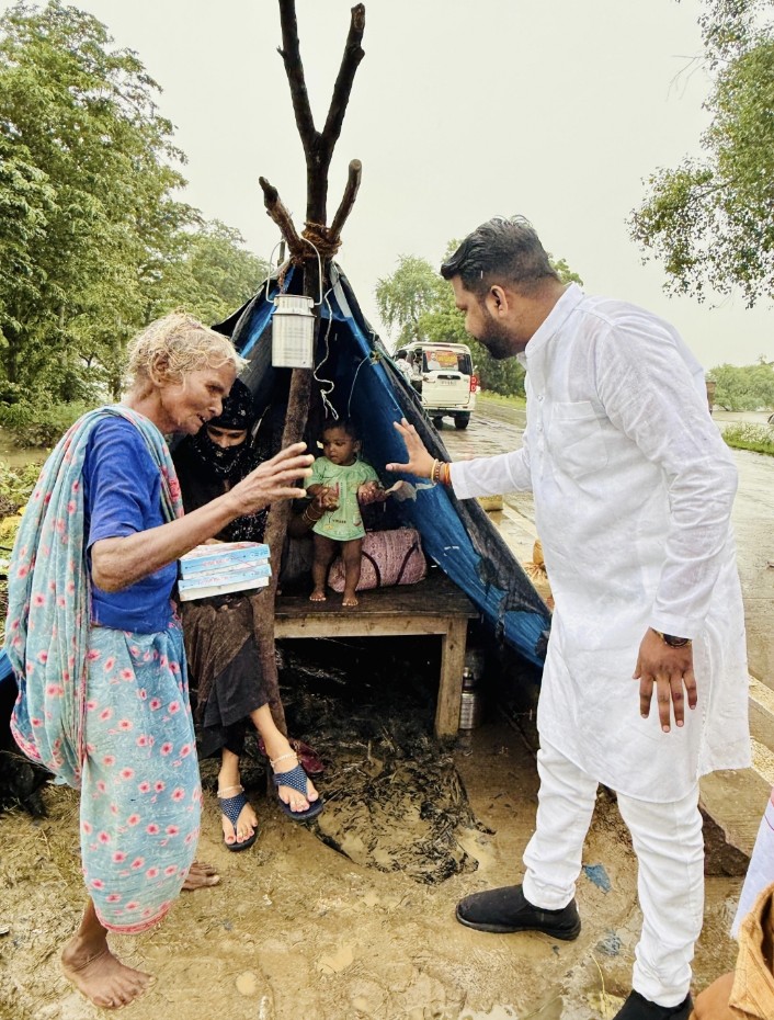 बाढ़ पीड़ितों के पास मसीहा बनकर पहुंचे जगत राज प्रजापति