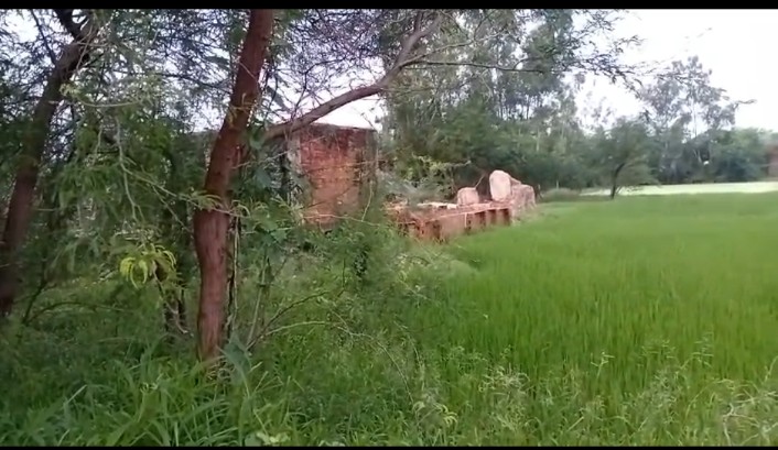 अवैध कब्जेदारों ने मंदिर को भी नहीं छोड़ा,मंदिर जाने वाले मार्ग पर कब्जदारों ने किया अवैध रूप से कब्जा