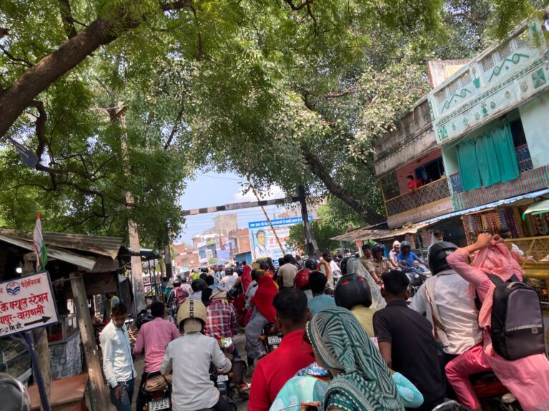 राजातालाब रेलवे फाटक पर ओवरब्रिज/अंडरपास बनवाने की मांग,आये दिन लगता है जाम