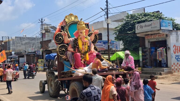 “गणपति बप्पा मोरया… अगले बरस तू जल्दी आना प्रभू के जय घोष से गूंजा सलोंन कस्बा