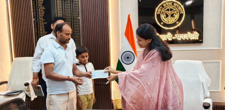 डीएम साहब मै अपने बेटे का नहीं करवा पा रहा हूँ इलाज,डीएम ने सुनते ही कर दिया ये नेक काम