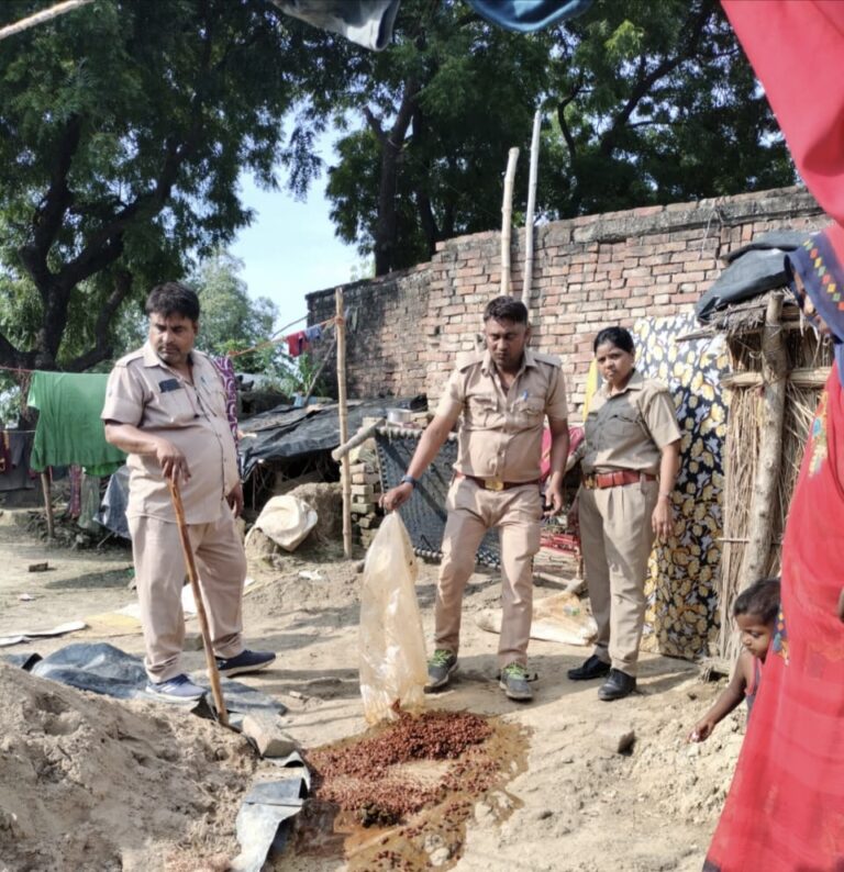 आबकारी व पुलिस विभाग की टीम ने 60 लीटर अवैध कच्ची शराब सहित 200 किलोग्राम महुवा लहन मौके पर कराया नष्ट
