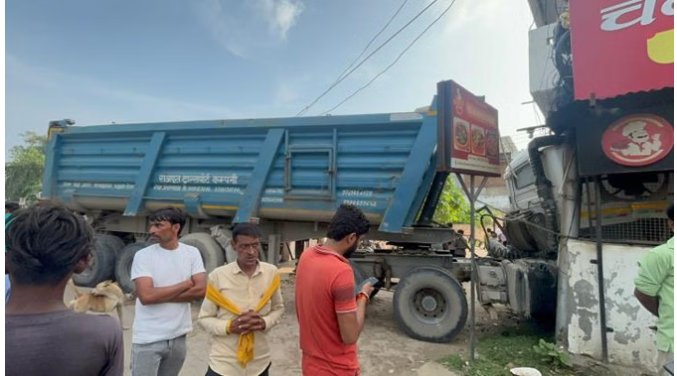 रायबरेली आईटीआई मोड़ के पास शुक्रवार को एक ढाबे में घुसा डंपर