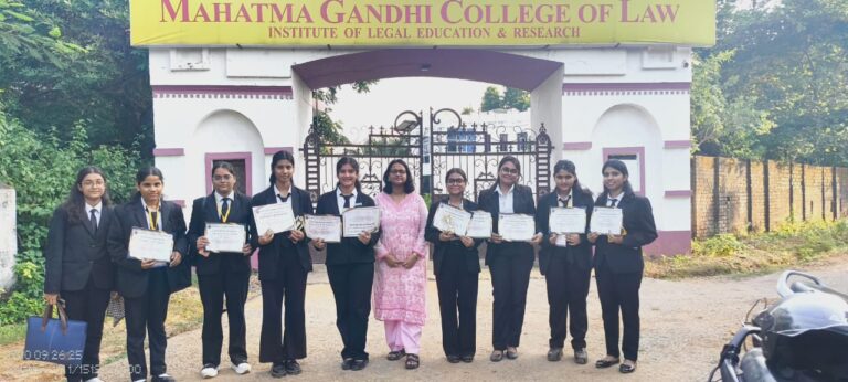 छवि ने मूट कोर्ट कांपटीशन में गाडे़ झंडे,बेस्ट रिसर्चर एवं बेस्ट मेमोरियल अवार्ड से किया गया सम्मानित