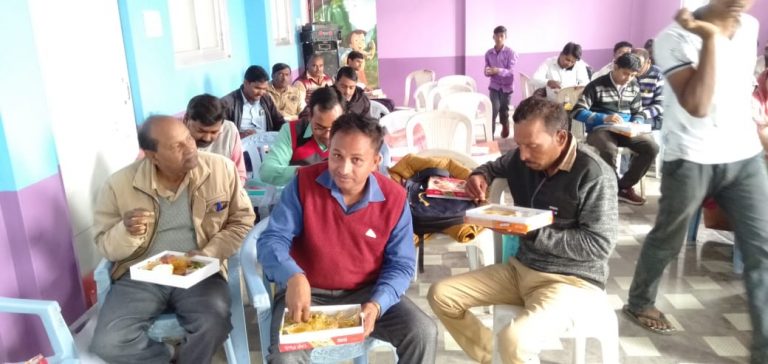 कागज में फाइव स्टार का मानक, शिक्षकों को खाने को मिला ढाबे से बदतर खाना