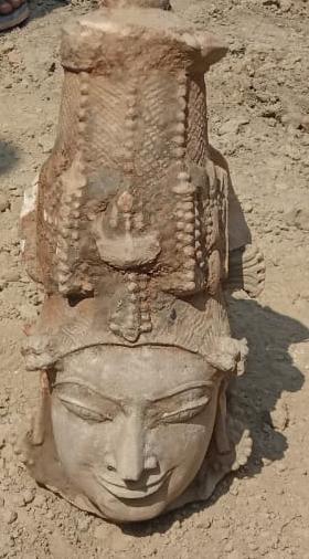 तालाब खुदाई में मिला प्राचीन मूर्ति का अवशेष