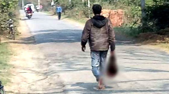 बाराबंकी: सिरफिरे ने काट दी पत्‍नी की गर्दन, हाथ में स‍िर लेकर टहलने लगा सड़क पर