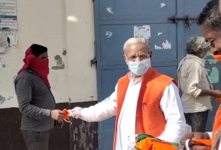 कोरोना जांच की रिपोर्ट बिना मिले भाजपा सांसद ने भीड़ में बांटे मॉस्क