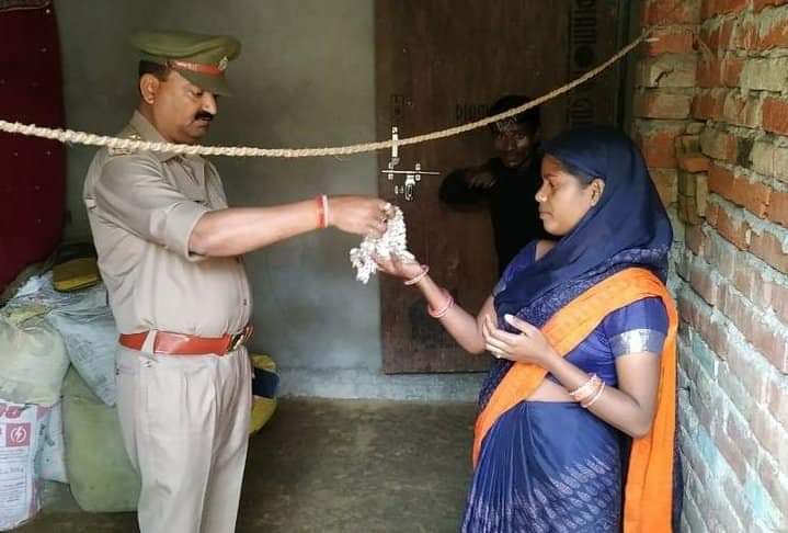 जेवरात बेचकर सब्जी खरीदने पहुंचा था युवक सदर कोतवाल ने की मदद